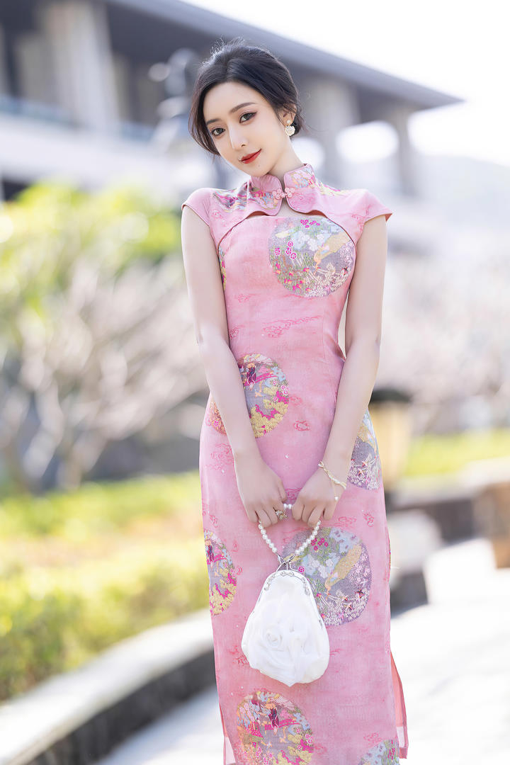 高挑旗袍美女模特王馨瑶街拍写真套图