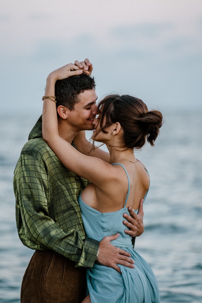 微笑的情侣拥抱图片