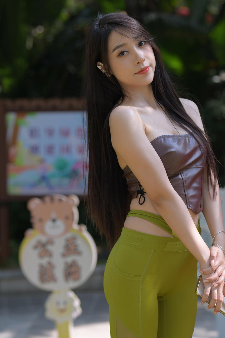 长发及腰的绿色瑜伽裤美女模特街拍图片