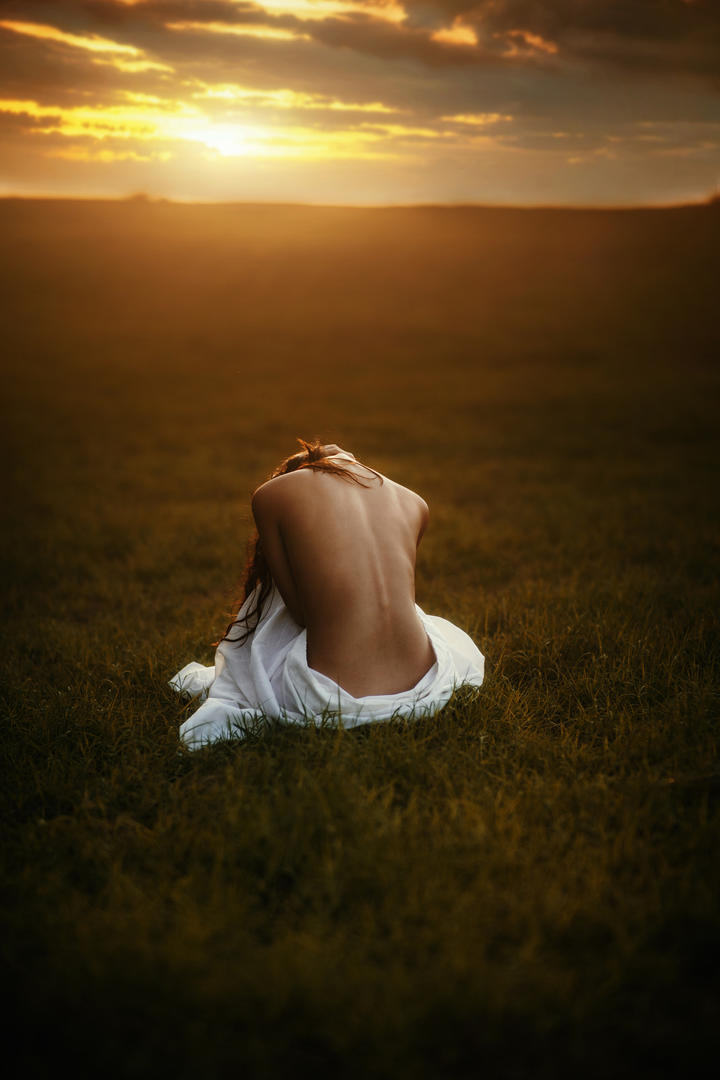 夕阳下的半裸美女背影艺术写真图片