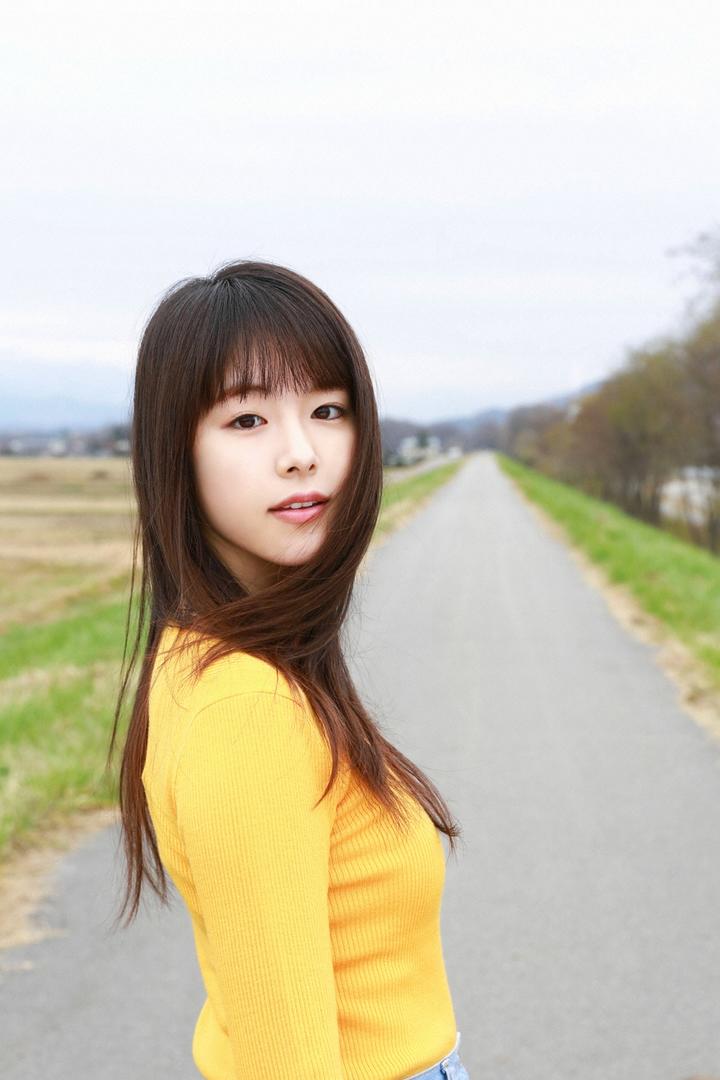 走在小路上的清纯美女