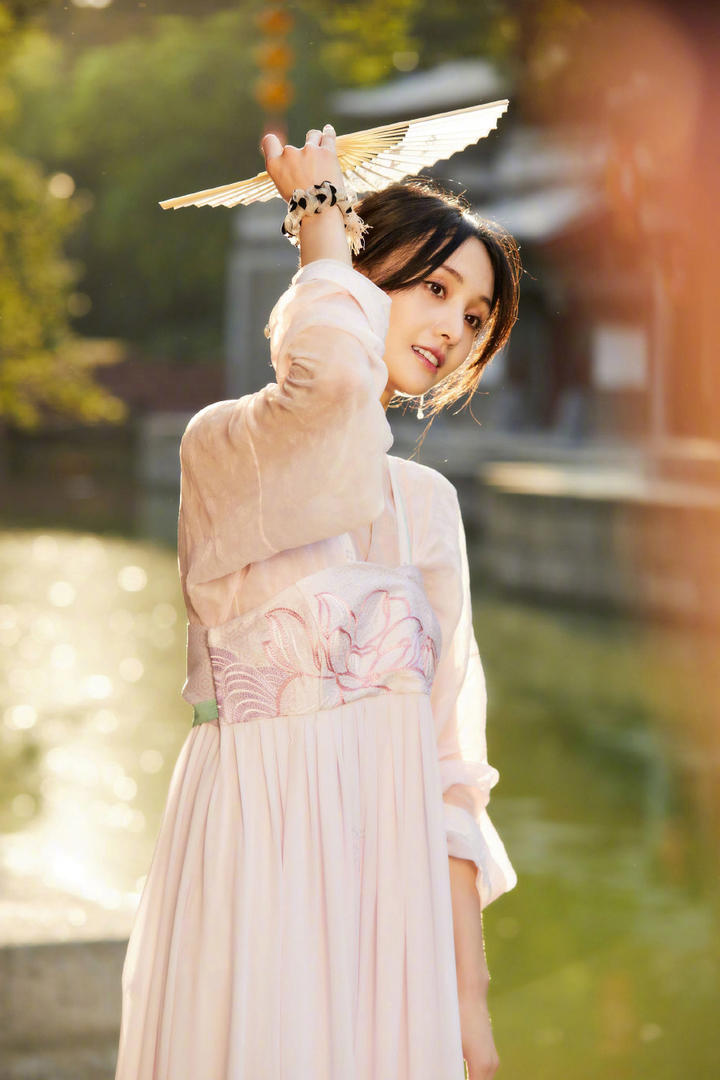 郑爽粉色汉服甜美写真图片