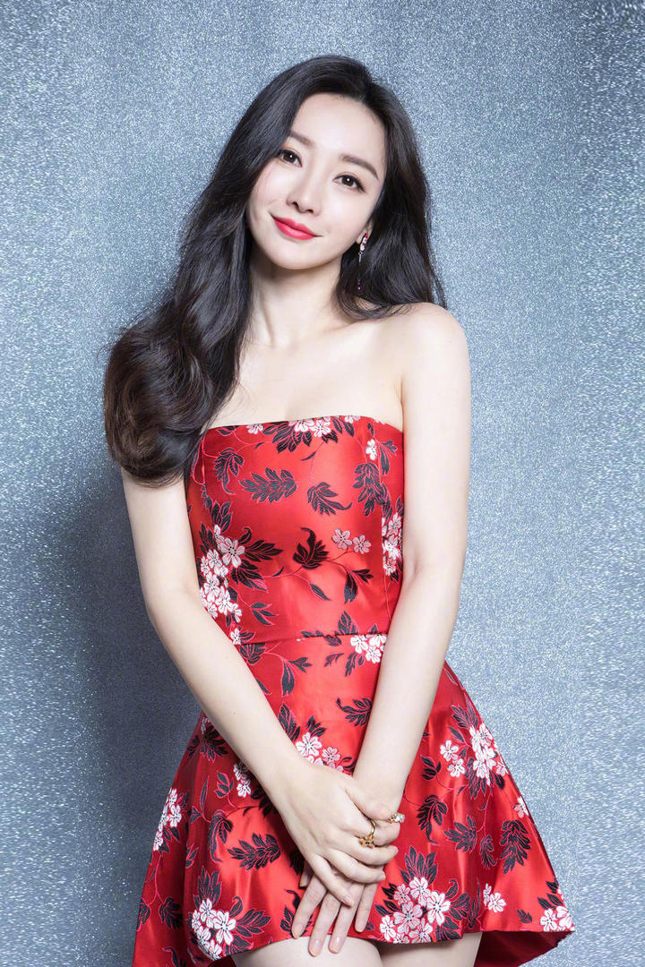 穿着红色裙子的中国美女明星柳岩写真图片