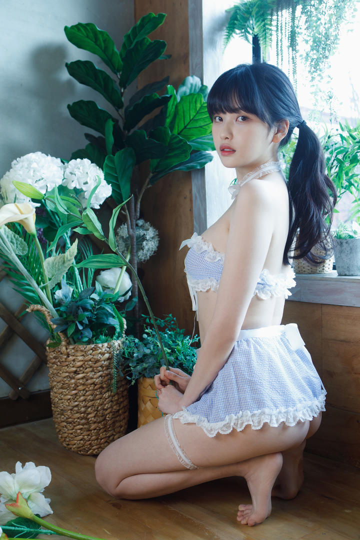蹲在地板上的可爱甜美女生性感制服诱惑图片