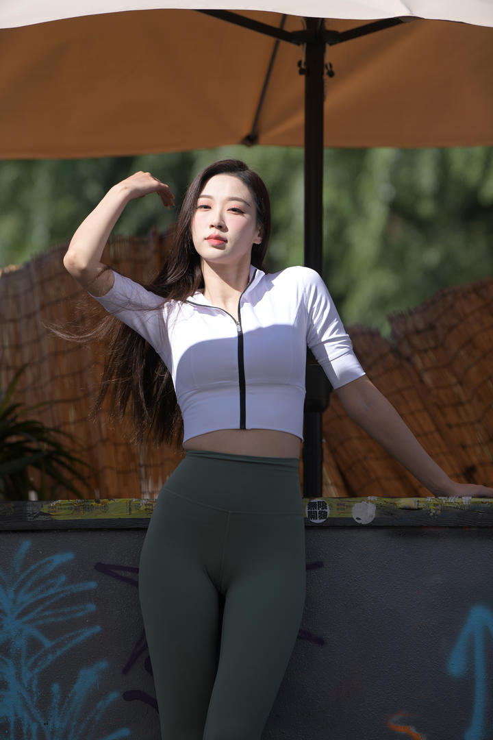 女子穿紧身裤尴尬勒痕图片