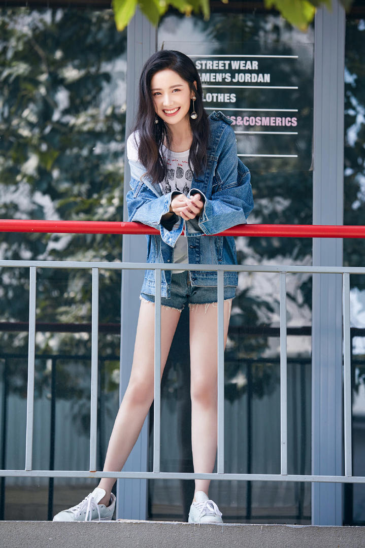 王艺瑾牛仔衣美腿写真图片