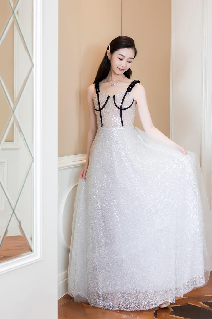 穿着白色长裙的美女明星宋轶图片