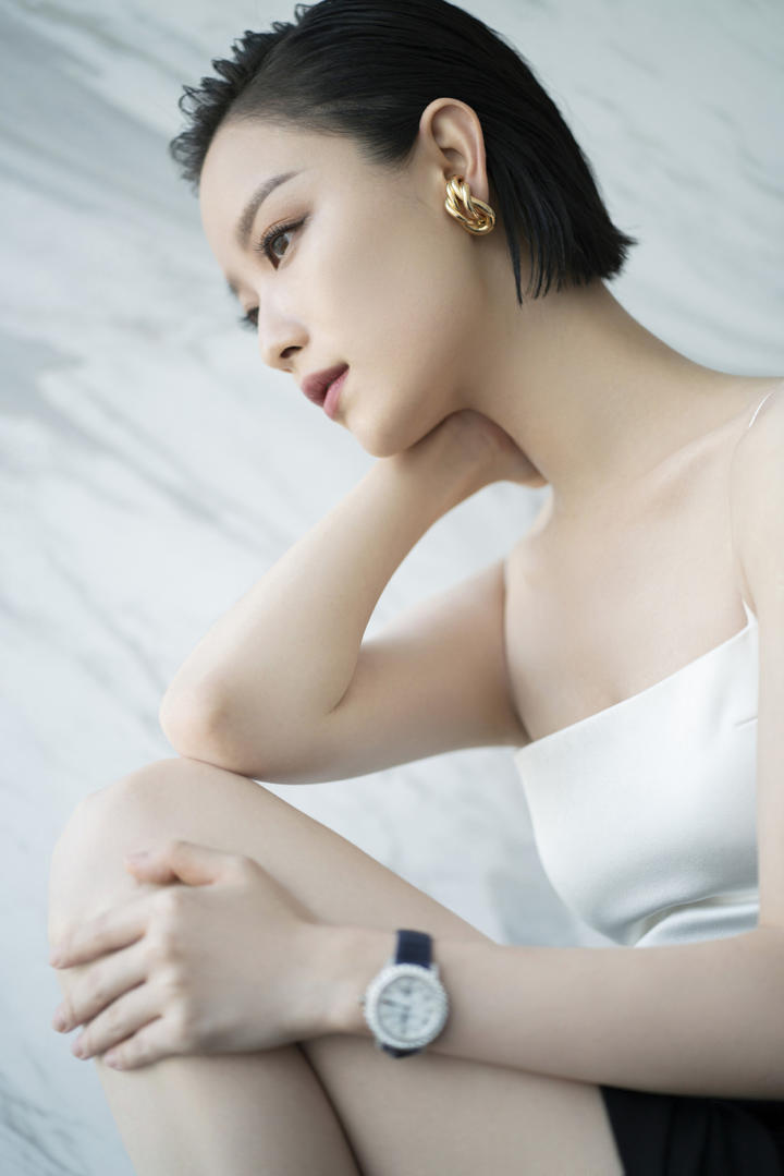 倪妮抹胸吊带迷人短发气质写真图片