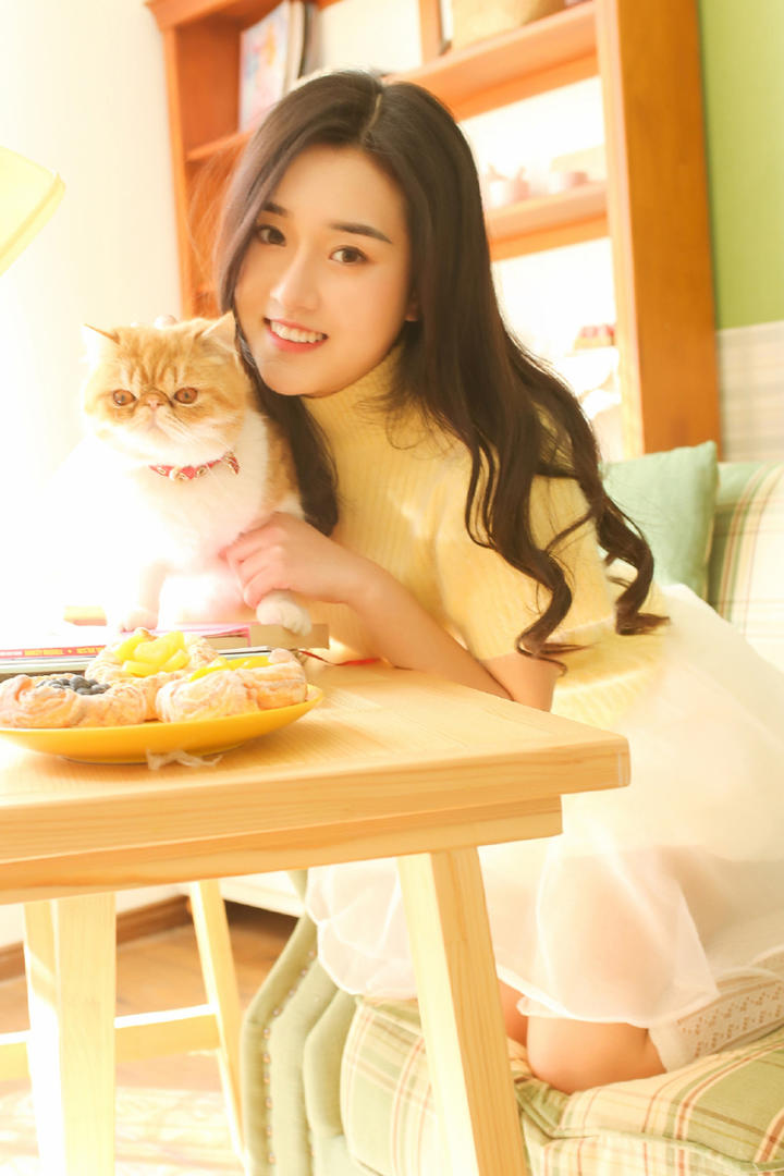 撸猫的美女日常生活照写真图片