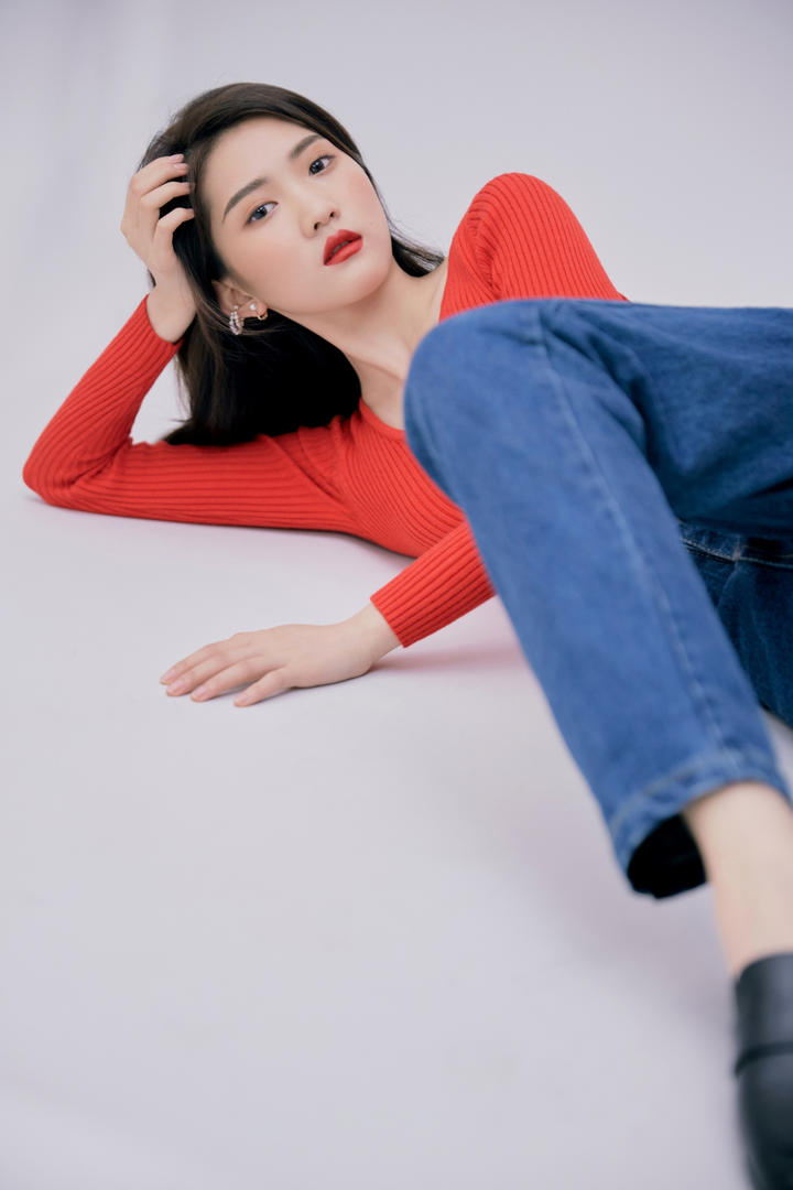 趴在地上的牛仔裤美女高清写真图片