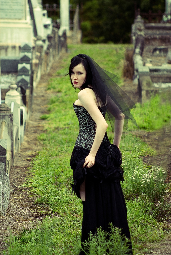 哥特风黑色婚纱美女写真图片