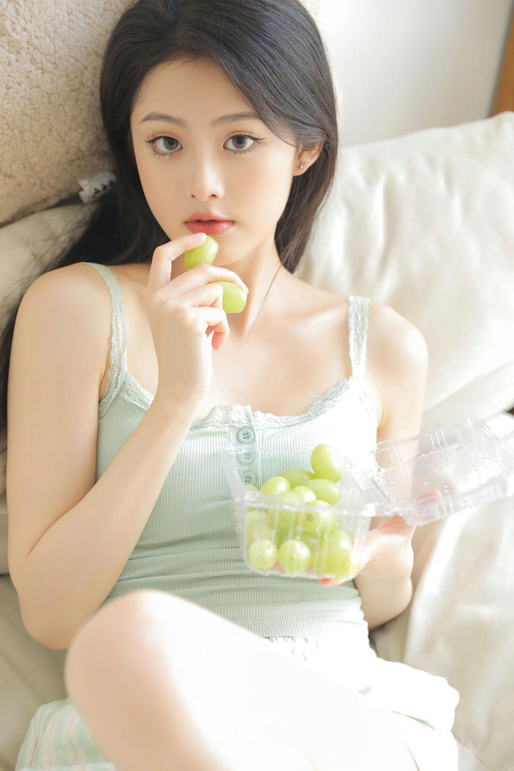 邻家少女吃葡萄图片