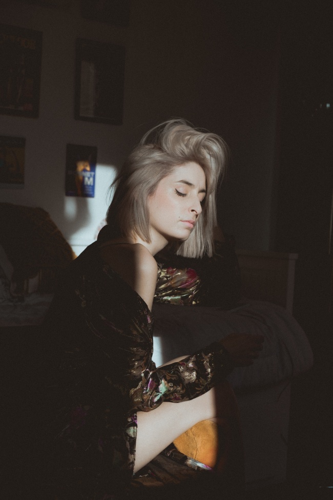 室内大胆人体艺术图片