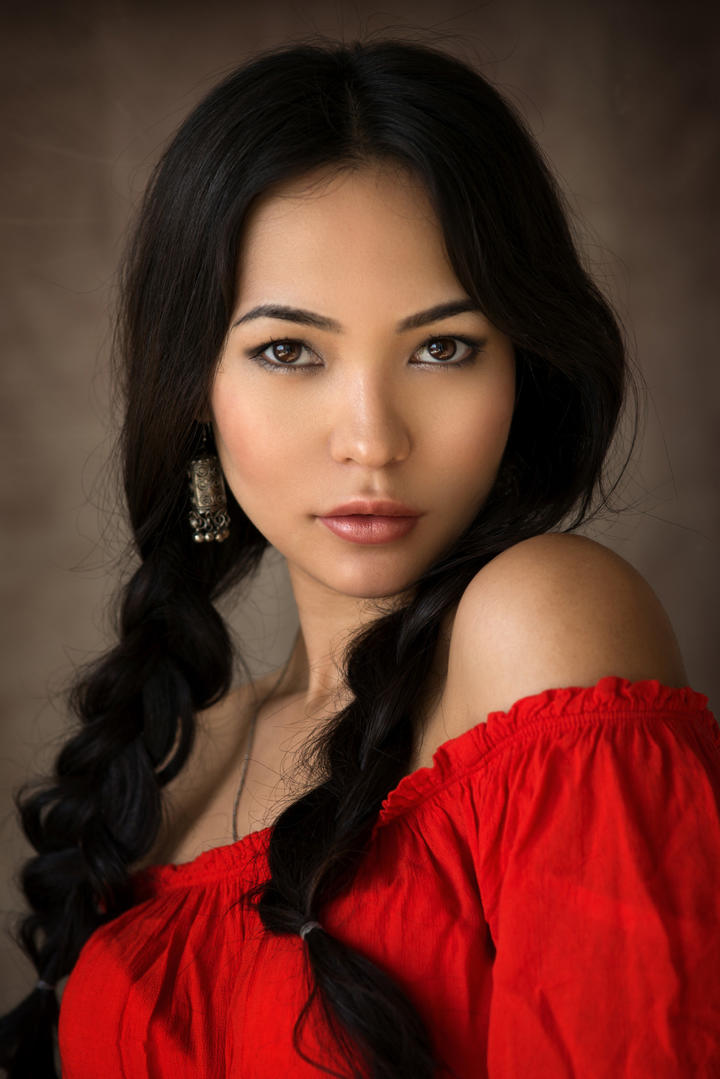 穿着红色衣服的国外美女肖像艺术写真图片