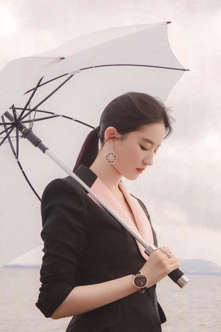 撑着伞的高清华裔美女明星刘亦菲写真图片