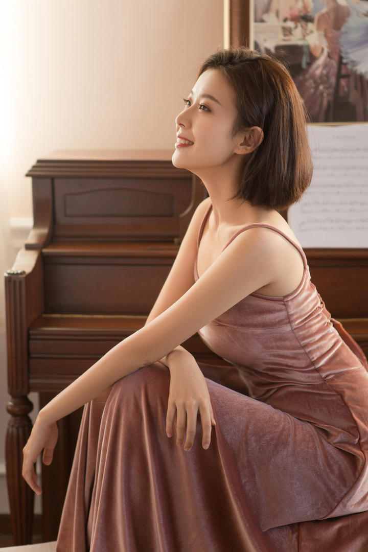 国产极品气质短发美女生活照摄影写真图片