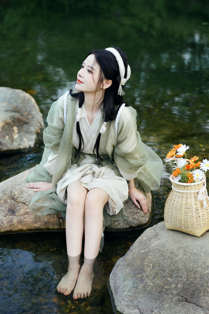 坐在石头上泡脚的古装汉服美女唯美艺术照图片