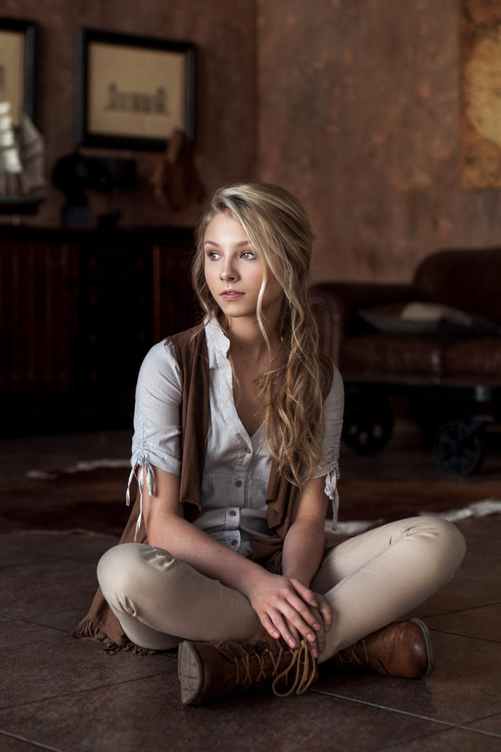 坐在地上的欧美气质美女写真