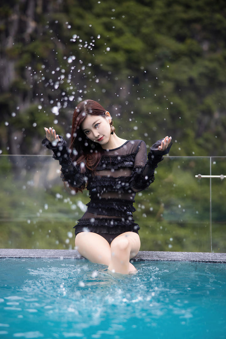 坐在泳池边国模美女洗澡戏水图片