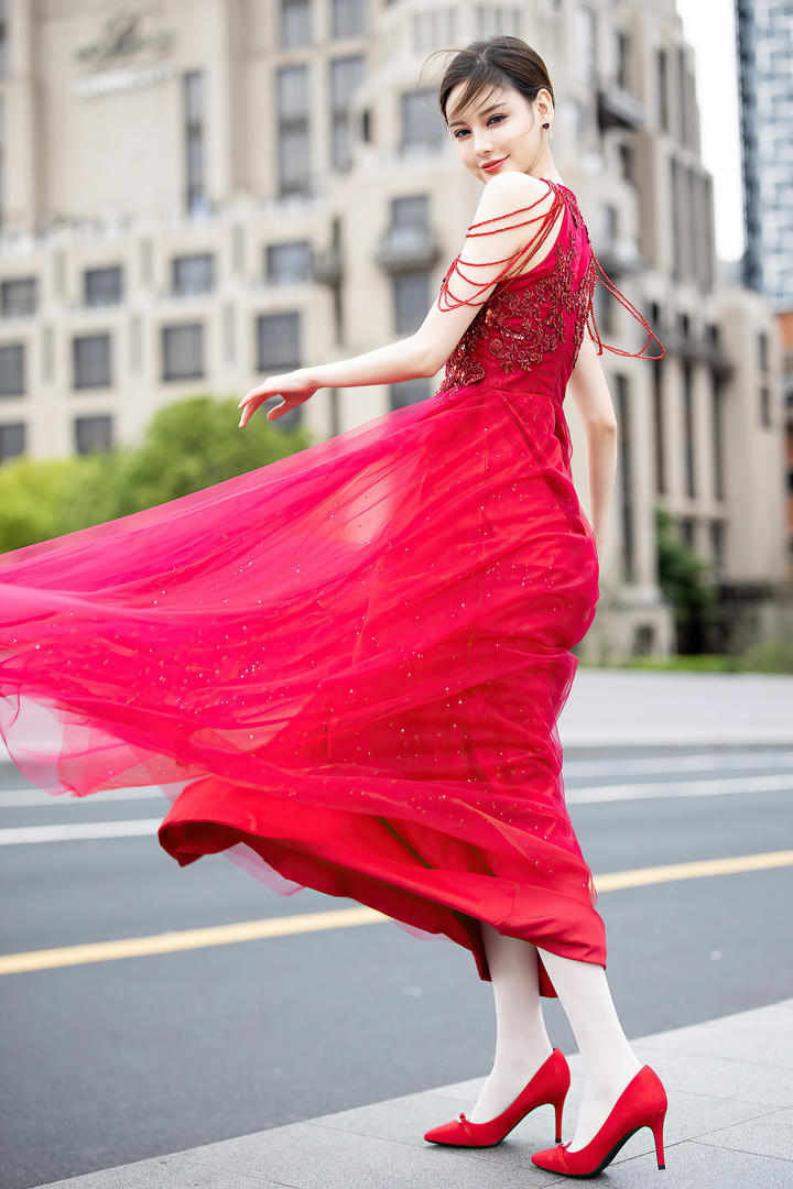 街拍穿红色高跟鞋的极品美女小夕写真图片