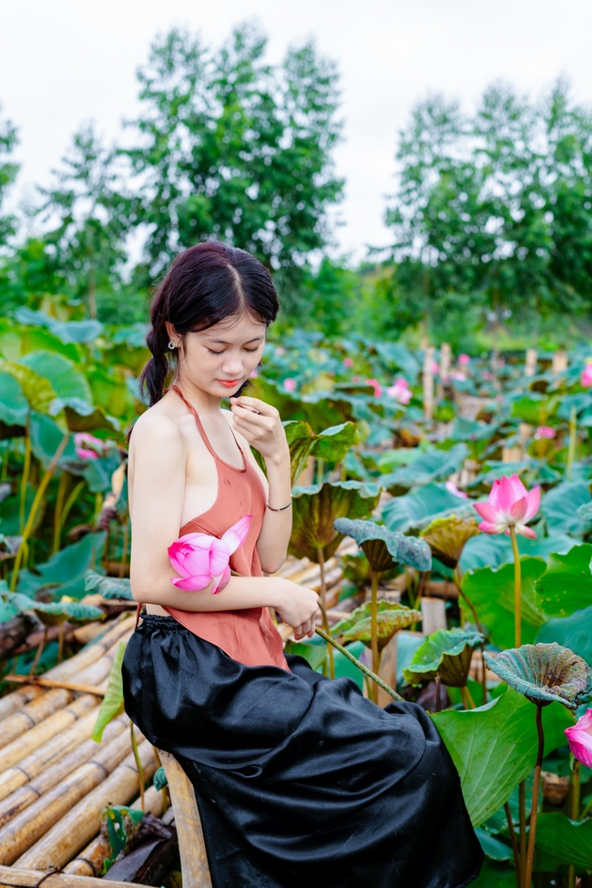 荷塘性感肚兜美女人体艺术写真摄影图片