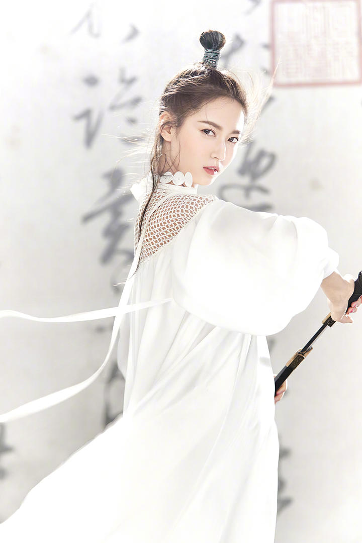 一身白色长袍的美女明星陈钰琪古风艺术写真图片