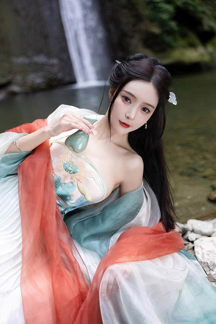 高颜值性感古装美女模特王馨瑶人体艺术写真图片