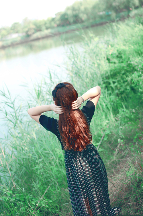 邻家姑娘户外的欢愉清纯可爱