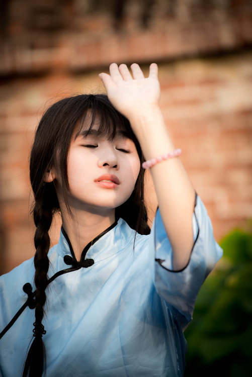 一半明媚一半忧伤的清纯妹子