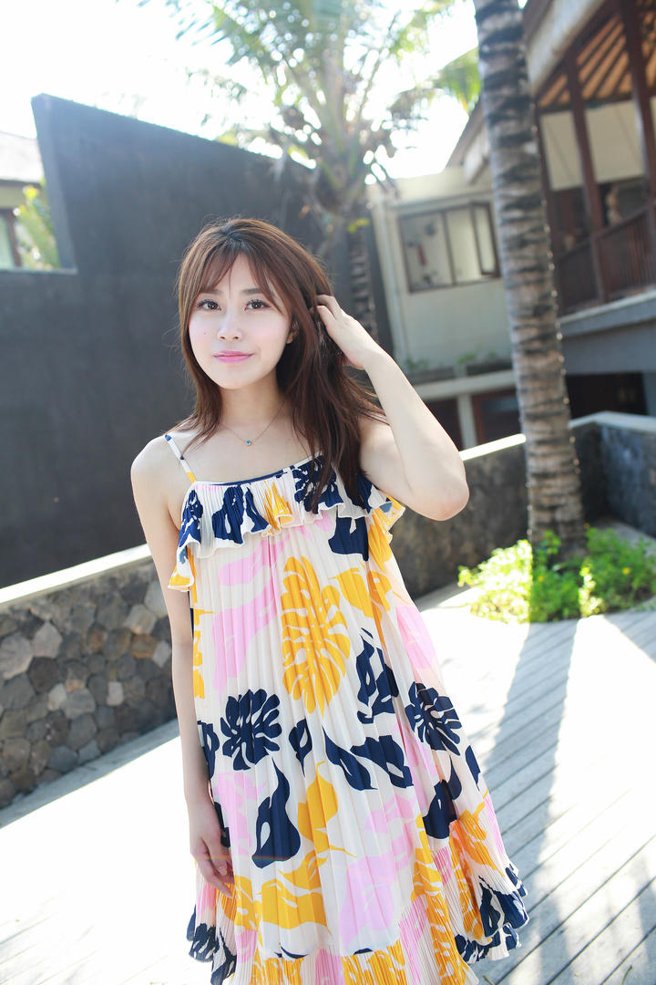 阳光下的长裙清纯美女