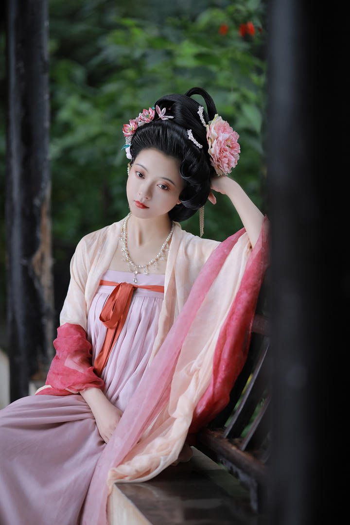 坐在亭子里发呆的唯美漂亮古风汉服美女摄影素材图片大全