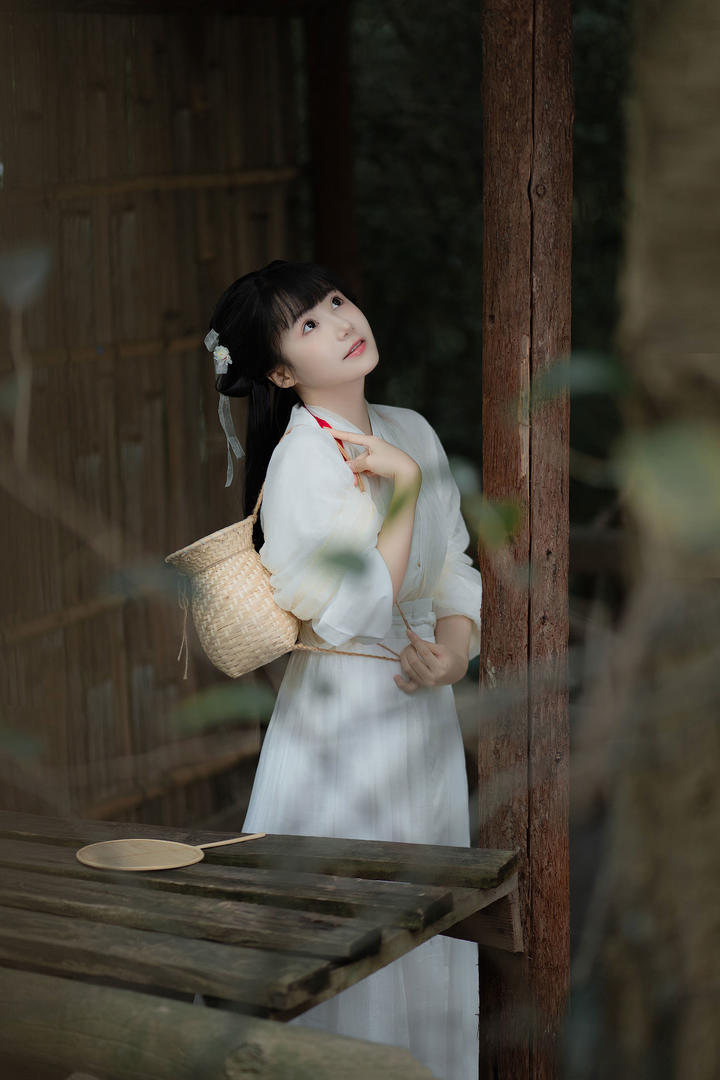 背着背篓的白衣古装少女清纯美女摄影图片