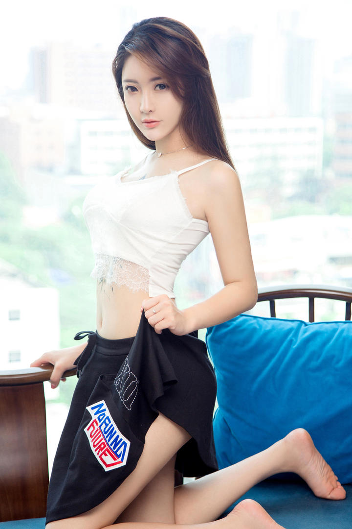 穿着超短裙的极品身材美女图片