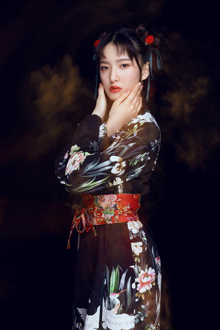 穿着黑色印花长裙的古装美女艺术写真图片