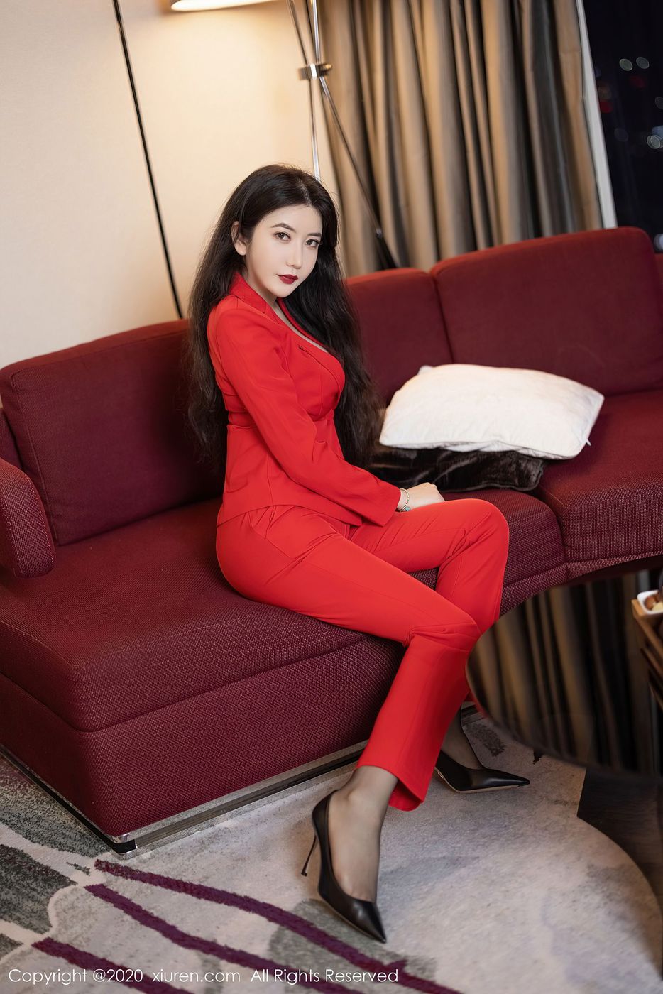 秀人网性感女神李妍曦猩红飒爽西装魅惑内衣丰满身段写真