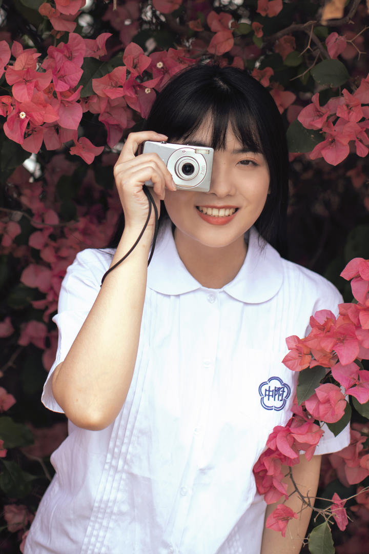 拍照的清纯女学生黄子卿图片