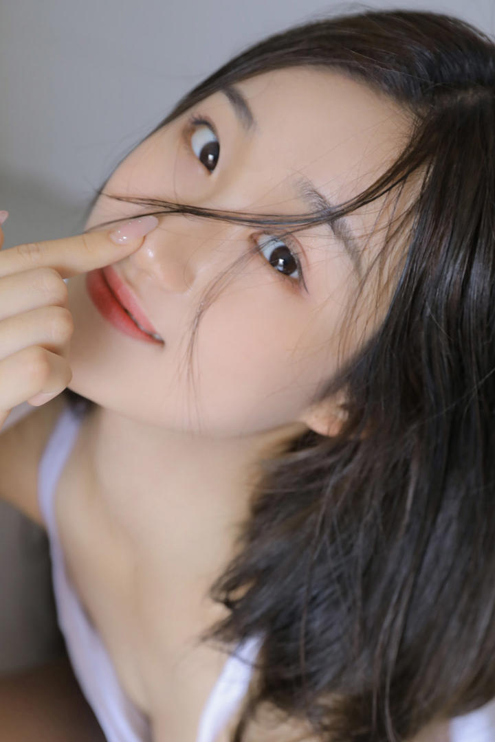 清纯俏皮的泳装美女写真图片