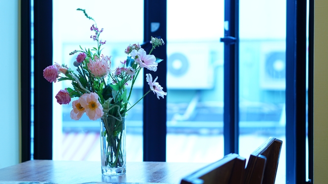 室内餐桌插花图片