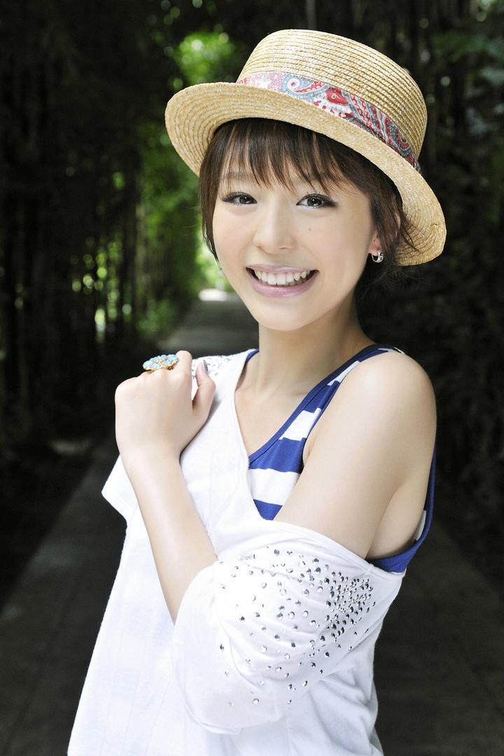 戴着草帽的日本可爱小美女户外摄影写真图片
