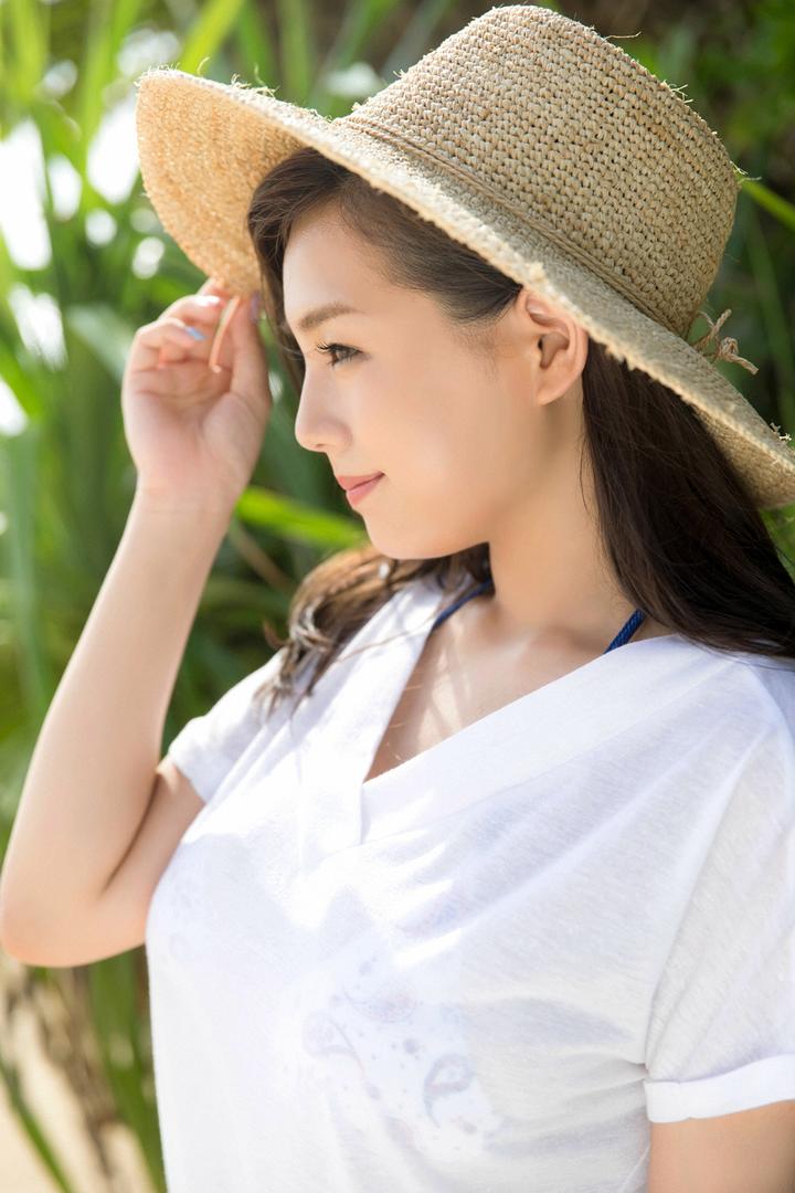 戴着草帽的日本气质女神篠崎爱美女侧脸写真图片