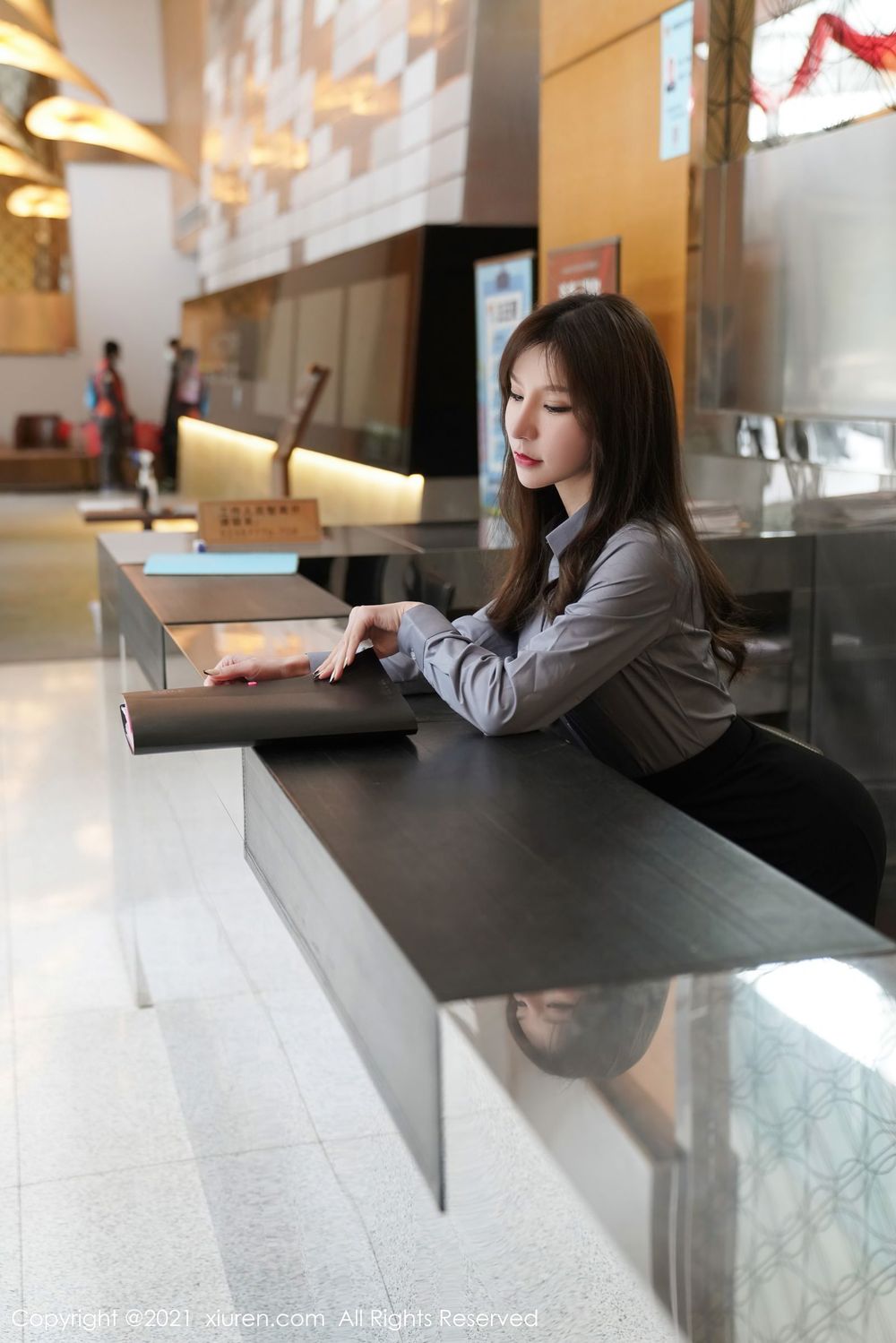 秀人网美女模特周于希Sandy黑丝美腿系列职场OL培训主题写真