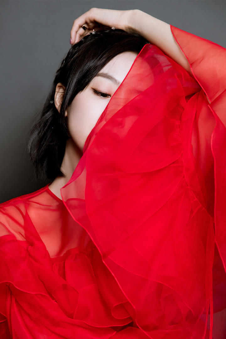 蒙着脸的中国美女明星宋茜