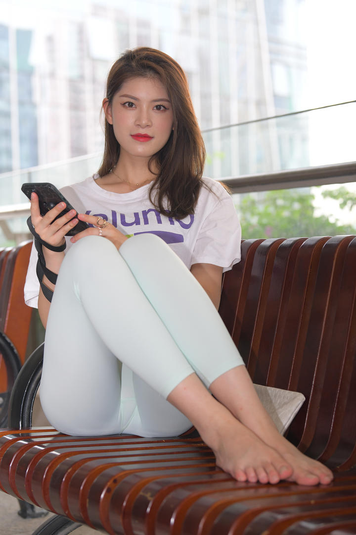 推特女神街拍极品瑜伽紧身裤美女图片高清