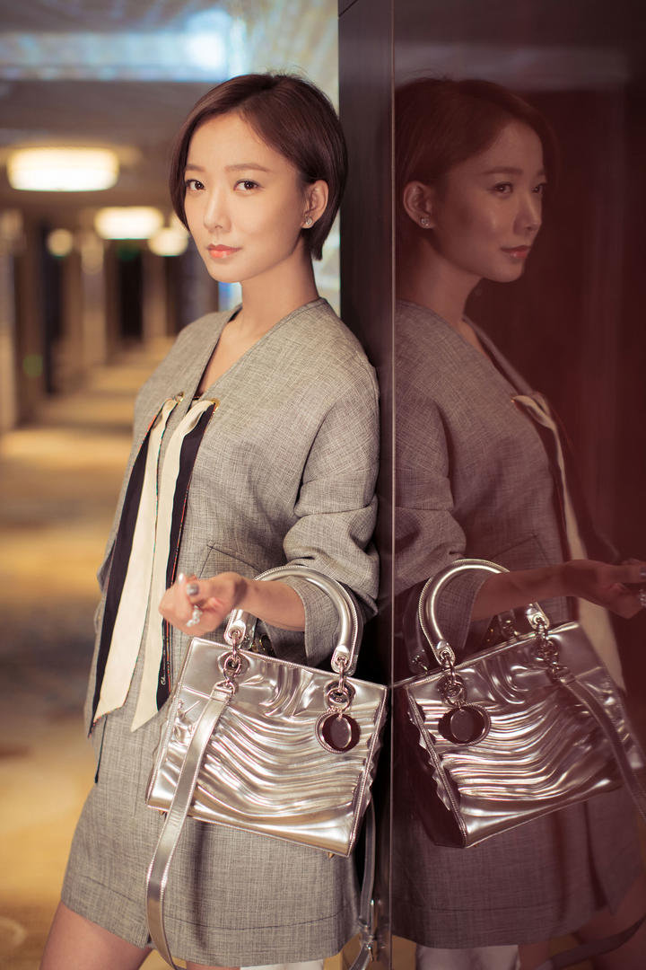 中国短发美女模特王珞丹小西装摄影写真图片