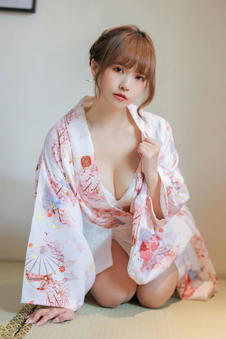 日本极品大胸美女性感和服写真套图