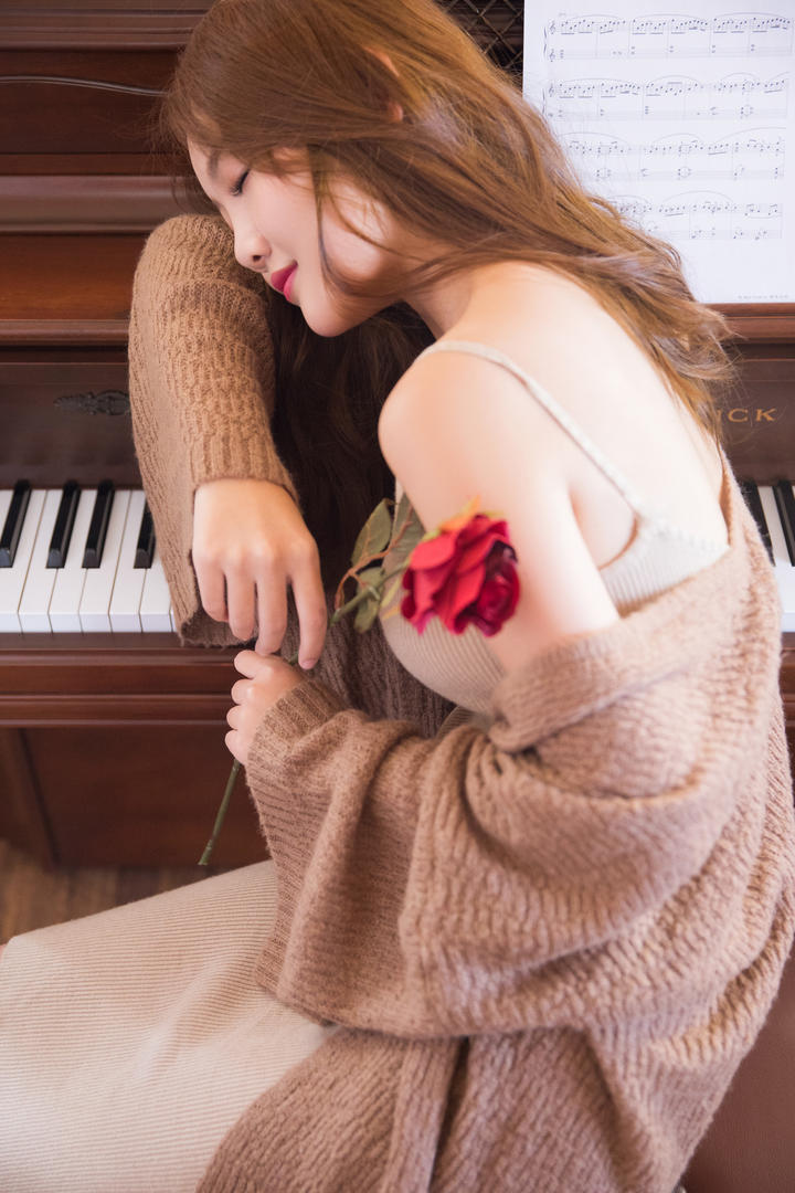 手持玫瑰的甜美女孩高清手机壁纸图片下载