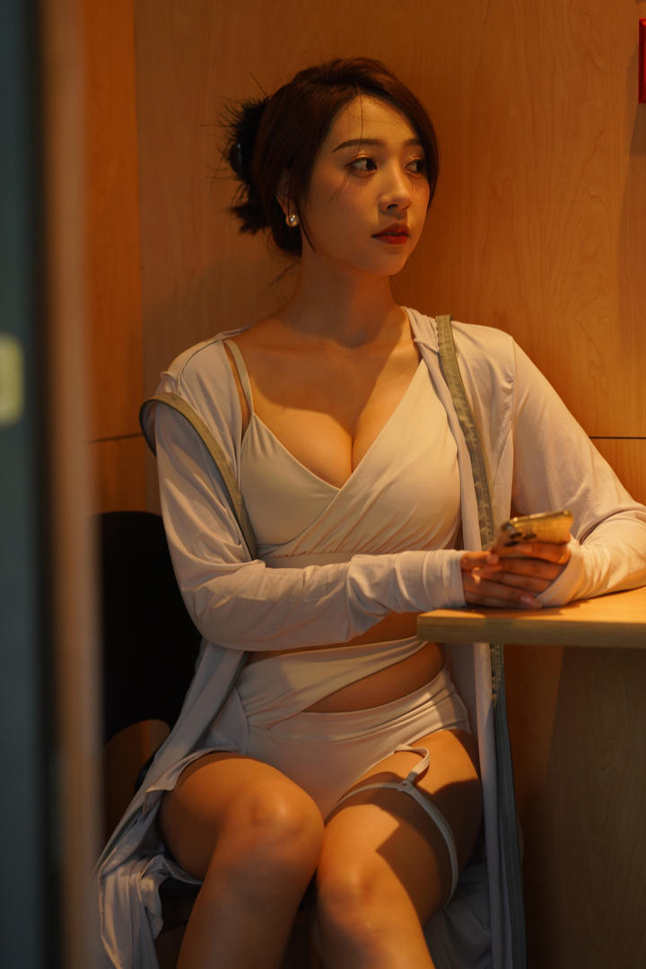 国产大胸泳装美女无尺码精品产品写真图片