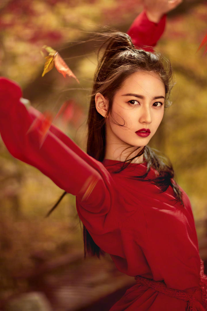 穿红色古装的美女明星陈钰琪写真图片