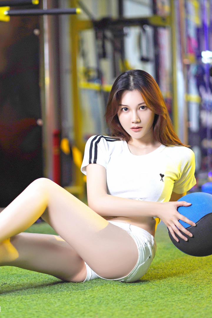 性感身材的极品女神爱丽儿写真图片
