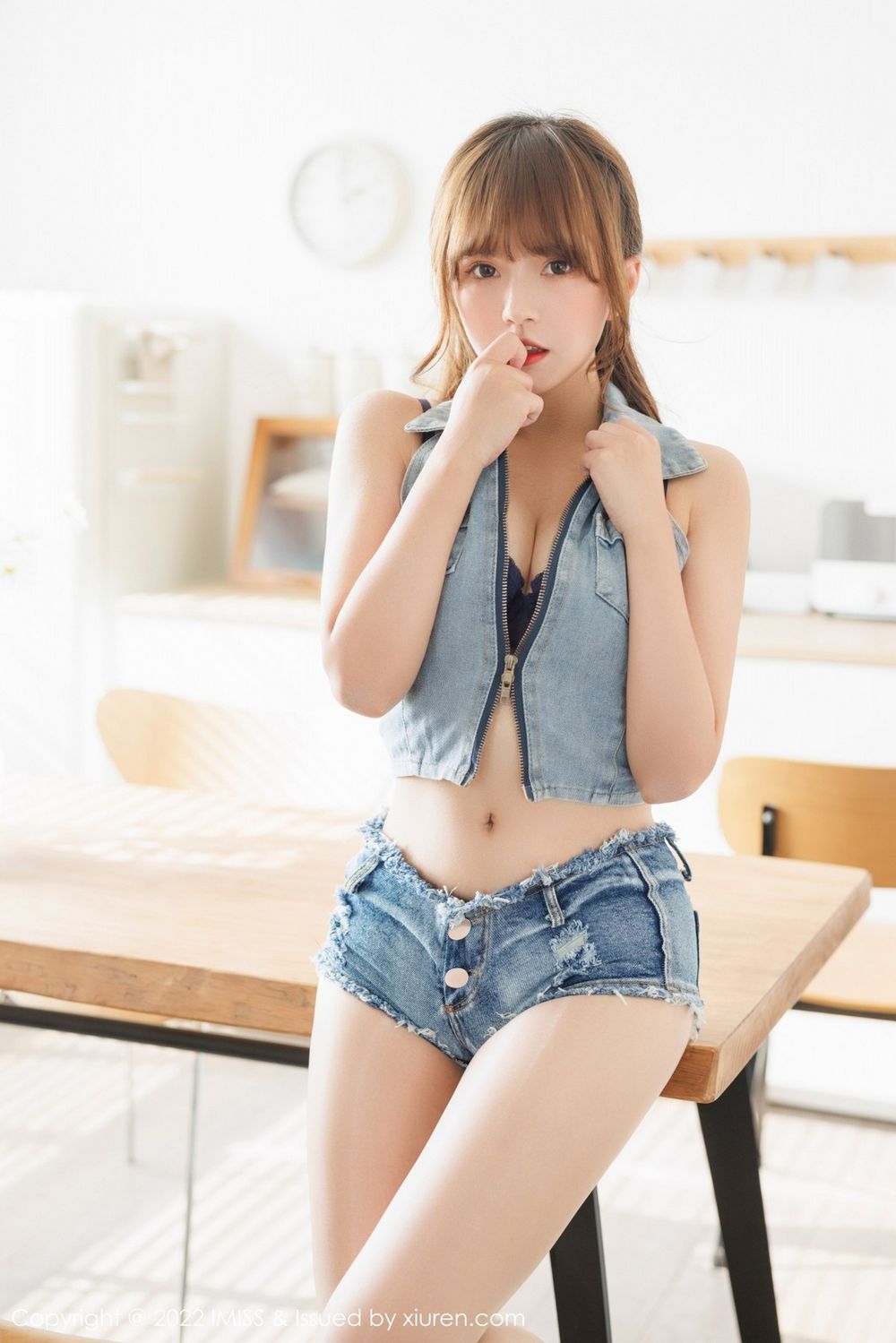 爱蜜社新人模特张思允Nice深蓝色内衣配牛仔短裤清新写真